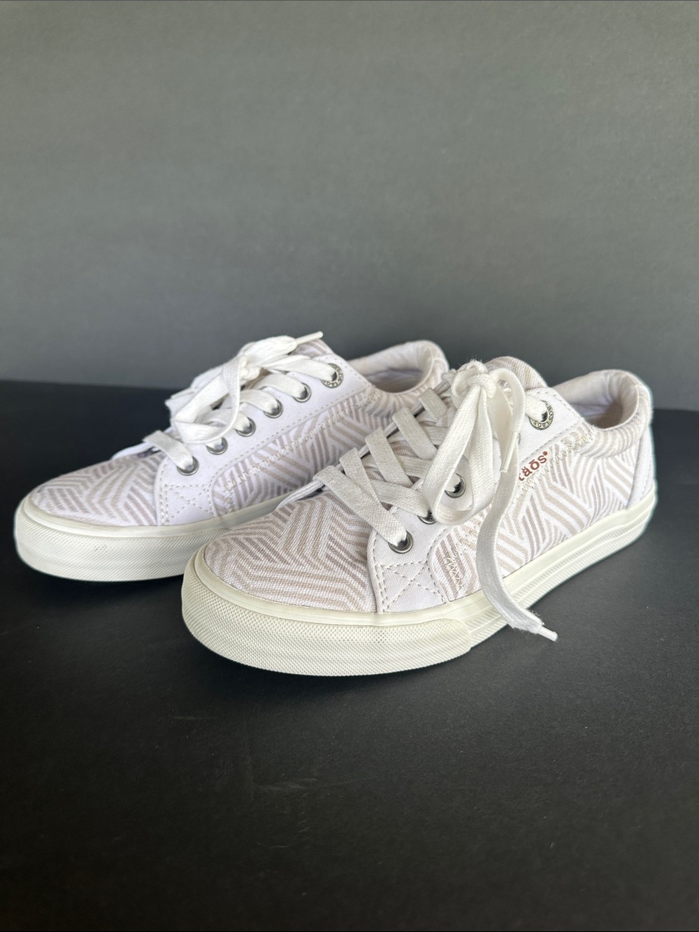 Taos women’s sneakers size 6.5